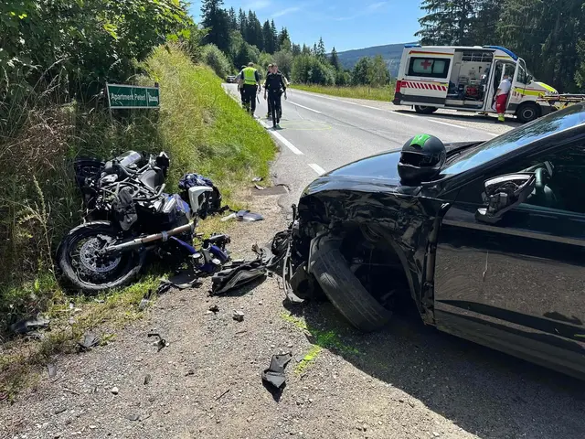 Die schwer beschädigten Fahrzeuge