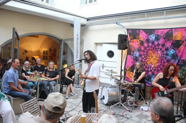 Silvio Sinzinger mit seiner Band spielte im Innenhof des Cafè Nuovo auf. | Foto: treilaf