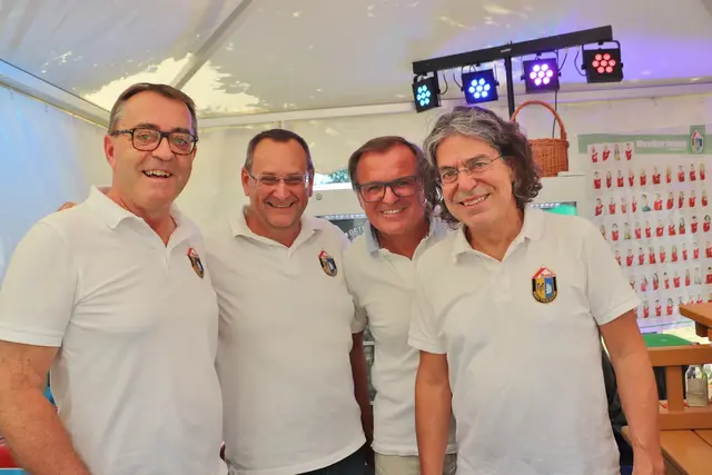 Ein Hit war die Uggowitzer-Monschein-Bowle am Stand der Musikkapelle der Roto Frank und der Marktgemeinde Kalsdorf.  Pfirsiche, Marillen, Heidelbeeren, Zitronen und trockener Weißwein waren die Grundzutaten, der Rest Erfahrung, viel Liebe bei der Zubereitung und - aber alles verrieten die Sommeliers nicht.  | Foto: Edith Ertl