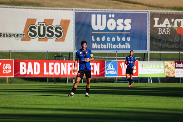Bad Leonfeldens Kapitän Klaus Kapl vor dem prestigeträchtigen ÖFB Cup-Banner in der vortuna Arena. | Foto: Reischl