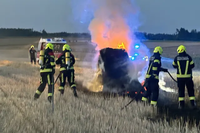 Die Ballenpresse wurde ein Raub der Flammen. | Foto: FF Triglas