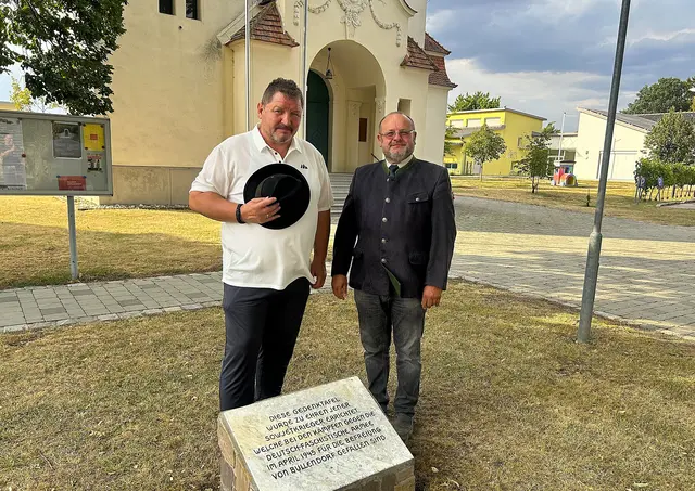  ÖKB-Bezirksobmann Josef Kohzina und der Kurator vom Österr. Schwarzes Kreuz, Norbert Glasl. | Foto: Christine Kohzina 