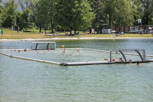 Insgesamt präsentierten sich am Badesee in Liefering zehn Vereine. Zum Schnuppern für die Besucherinnen und Besucher gab es Tauchen, Riversurfing, Rudern, Triathlon, Schwimmen, Synchronschwimmen, Wasserball, Stand-up-Paddling, Wildwasserkajak und Kanupolo. | Foto: Stadt Salzburg/Anna Pirato