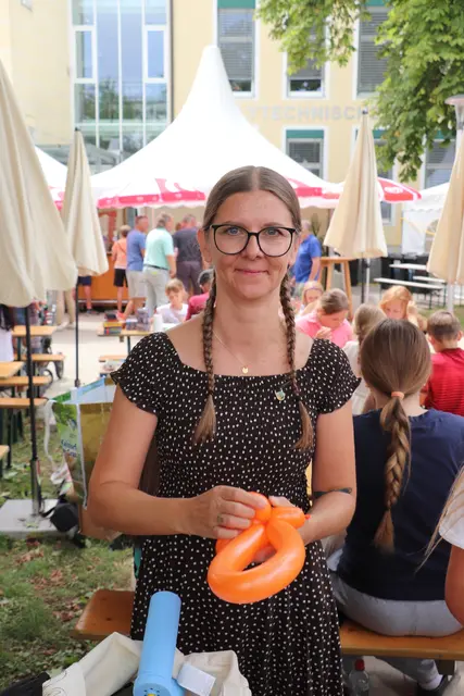 Unter den geschickten Händen von GR Nicole Tement entstanden Schmetterlinge, Hunde und Schwerter aus Luftballons.  | Foto: Edith Ertl