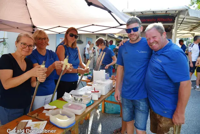Es gab Steckerlbrot, Wurst und einen Woarz zum braten.  | Foto: Gerald Dreisieber