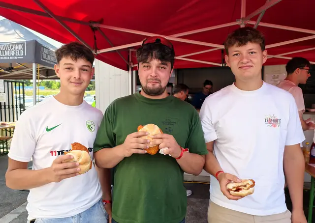 Eine Schnitzelsemmel zur Stärkung für Manuel Holzinger, Stefan Holzinger und  David Schlager. | Foto: Christian Nowotny