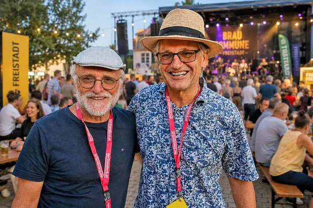 Seit der ersten Sunnseitn-Stunde dabei: Wolfgang Steininger (l.) und Gotthard Wagner (r.). Hinweis: Der Hintergrund des Bildes wurde mit KI erstellt. | Foto: Erwin Pramhofer/KI