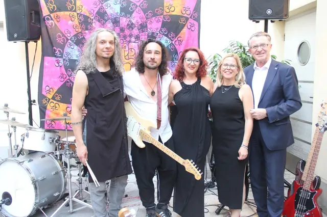 Martin Peham, Silvio Sinzinger, Andrea Vári, Alice Sinzinger und Stadtrat Franz Piribauer. | Foto: treilaf