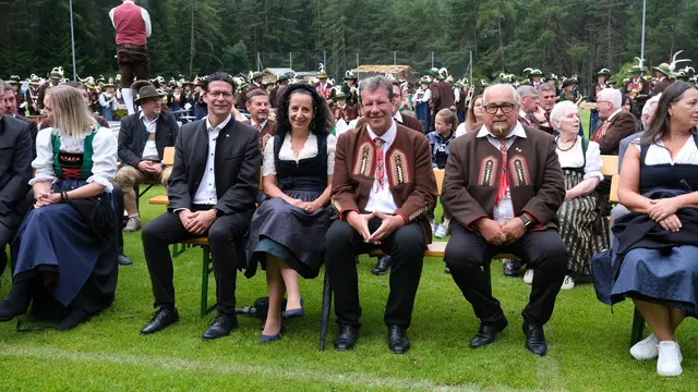 Die Ehrengäste bei der Feldmesse