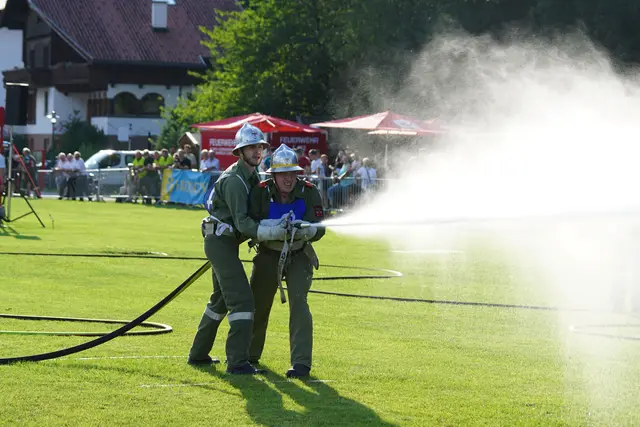 Am Strahlrohr zählt jeder Handgriff. Zwei Bewerbsteilnehmer richten den Wasserstrahl im letzten Abschnitt des Nassbewerbs. | Foto: Feuerwehr Baumkirchen