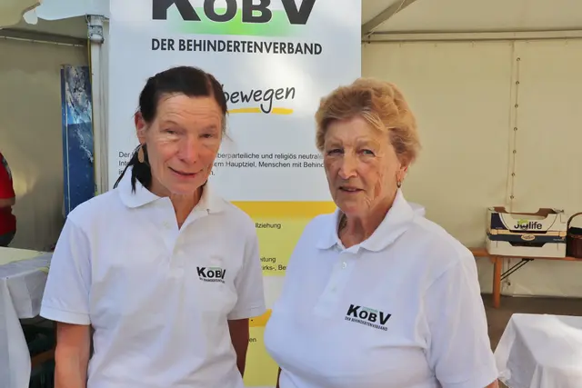 Die Strauben (Stangelkrapfen) am Stand vom Behindertenverband schmeckten so köstlich wie seinerzeit bei Oma - und waren auch hausgemacht. Andrea Grafl-Schmid und Resi Krisper informierten über den KOBV | Foto: Edith Ertl