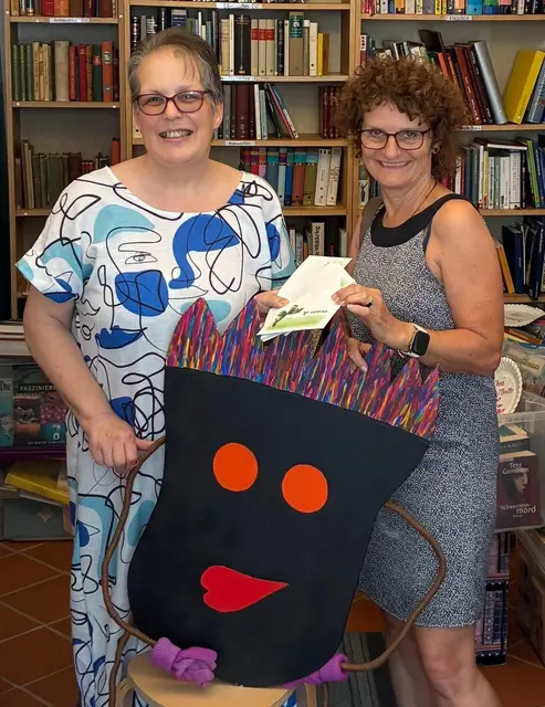 Anna Maria Kutej und Volksschuldirektorin Mateja Mesner von der Volksschule Bleiburg | Foto: Der Buchladen Bleiburg