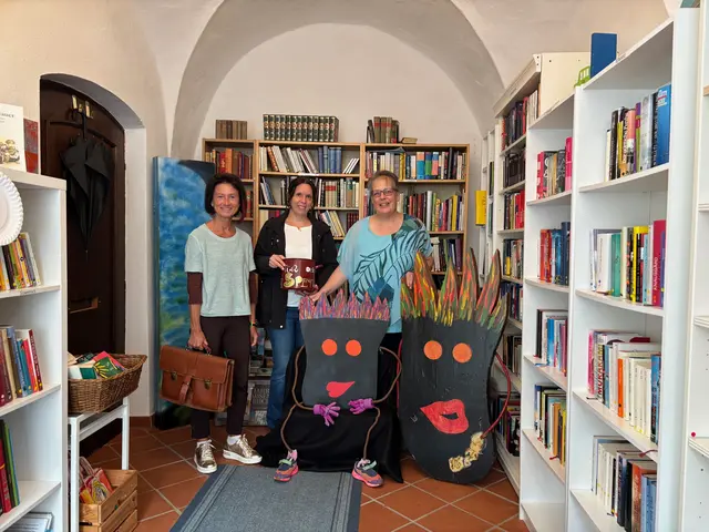 Der Buchladen Bleiburg ist eng mit Schule verbunden: Anna Maria Kutej (re.) hat vor mehr als zehn Jahren als Lehrerin in der Mittelschule Bleiburg das Projekt "Books4School" ins Leben gerufen, aus dem sich der kleine &amp; karitative Buchladen entwickelt hat. Von der damaligen Direktorin Christine Meklin-Sumnitsch (li.) wurde dies unterstützt. | Foto: MeinBezirk.at/Petra Lammer