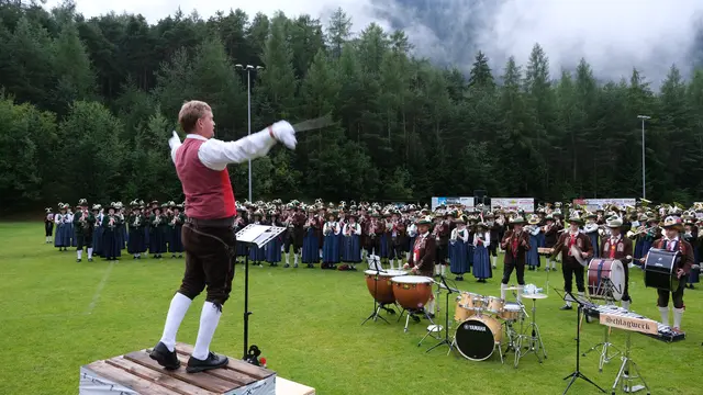 Bezirkskapellmeister Martin Dosch dirigierte ca. 700 Musikantinnen und Musikanten