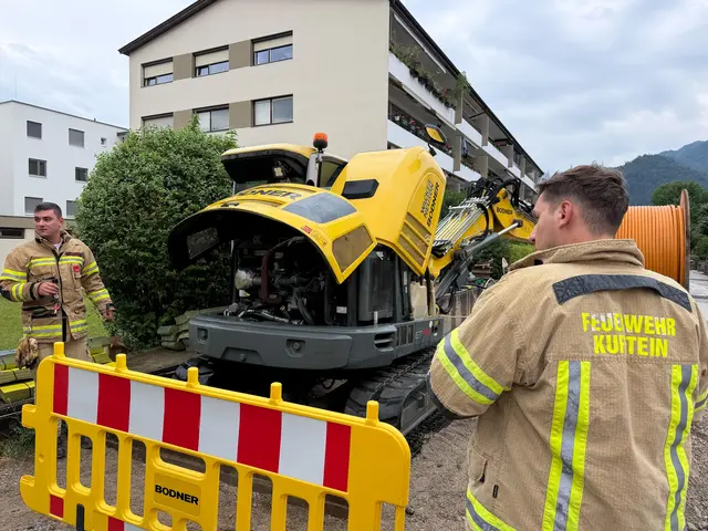 Als mögliche Ursache für den Brand wird ein technischer Defekt vermutet. Das Feuer richtete an dem Bagger erheblichen Schaden an. V | Foto: Zoom.tirol