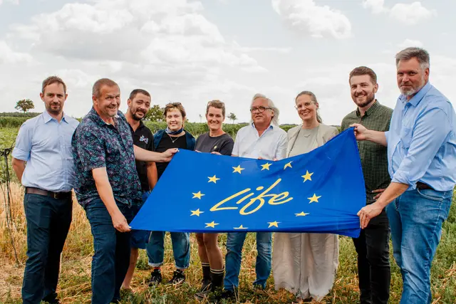 Beim Besuch der Versuchsflächen des EU-Projekts LIFE Pannonic Salt in St. Andrä (v.l.): Paul Schlögl, Geschäftsführer Bio Austria, Franz Traudtner, Obmann Bio Austria, Dominik Berger, Anna Tomic, Mitarbeiterin FiBL, Lisa Wachtler, Bäuerin und Projektteilnehmerin, Andreas Kranzler, Geschäftsführer FiBL Österreich, Landeshauptmann-Stellvertreterin Anja Haider-Wallner, Andreas Feiler, PANNATURA, Johannes Ehrenfeldner, Direktor Nationalpark Neusiedler See – Seewinkel. | Foto: Büro LH-Stv.in Haider-Wallner / Hannah Neugebauer