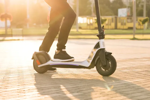 Ein 28-jähriger E-Scooter-Fahrer "auf der Suche nach Adrenalin" sorgte für Ärger auf stark frequentierter Fahrradstraße in Wels. | Foto: uflypro/Smarterpix