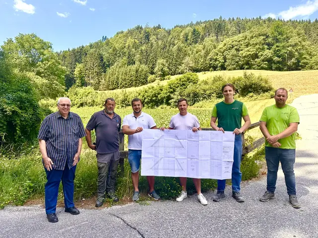 Bürgermeister Patrick Skubel mit Vertretern der der Bauausführenden Firma Steiner und der Agrartechnik Land Kärnten | Foto: Gemeinde Neuhaus