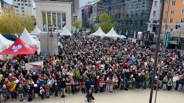 Der volle Landhausplatz am Tag der offenen Tür am 26.10. | Foto: Land Tirol/Kurzthaler