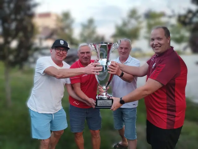 Funktionäre der vier Klubs greifen nach der begehrten Trophäe.  | Foto: Innviertler Cup/Klika