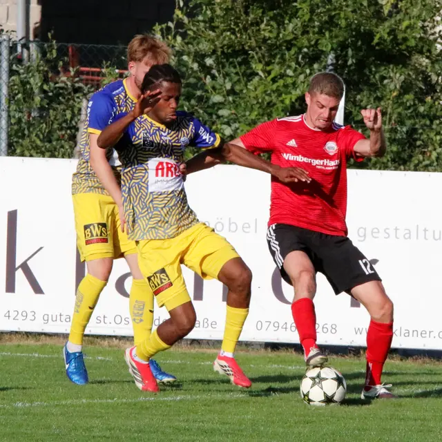 Michael Hackl (Lasberg, r.) im Zweikampf