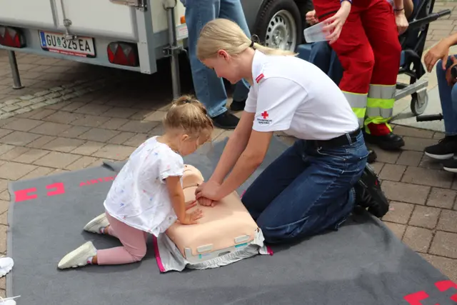 Die RK-Jugend demonstrierte an einer Puppe Erste-Hilfe-Maßnahmen. Schon die Mutigen unter den Jüngsten übten die Herz-Kreislauf-Massage.  | Foto: Edith Ertl