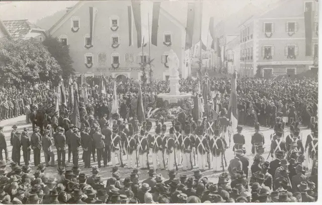 Historischer Vergleich: Die Einweihung des Kriegerdenkmals am 19.9.1926. Die Schützen in den Uniformen sind die Lessacher. | Foto: Lungauer Heimatmuseum Tamsweg
