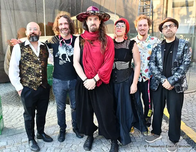 Sorgen gleich zu Beginn der Sunnseitn für Tanzlust. Die Gruppe Luca Bassanese aus Italien 