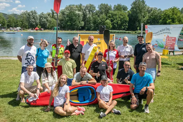 Insgesamt präsentierten sich am Badesee in Liefering zehn Vereine. Zum Schnuppern für die Besucherinnen und Besucher gab es Tauchen, Riversurfing, Rudern, Triathlon, Schwimmen, Synchronschwimmen, Wasserball, Stand-up-Paddling, Wildwasserkajak und Kanupolo. | Foto: Stadt Salzburg/Anna Pirato