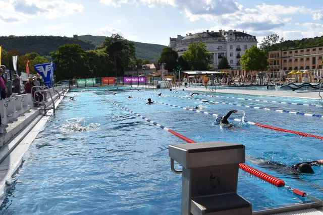 24-Stunden-Schwimmen für den guten Zweck. | Foto: Mirjam Preineder