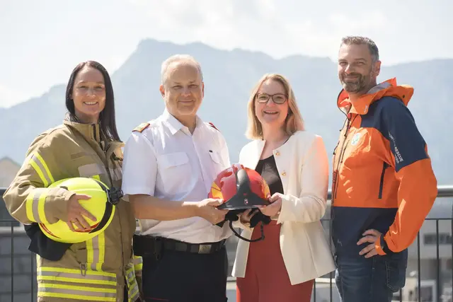 Von links: Romy Richter (dm Mitarbeiterin, Freiwillige Feuerwehr), Günter Trinker (Landesfeuerwehrkommandant Salzburg), Karin Reisinger (Mitglied der dm-Geschäftsleitung) und Markus Maurer (dm Mitarbeiter, Bergrettung Salzburg, Leiter Canyoninggruppe Nord). | Foto: dm/Wolfgang Lienbacher