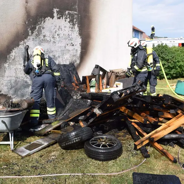 Ein Holzstoß brannte bei einer Reihenhausanlage in Groß Siegharts | Foto: FF Groß Siegharts