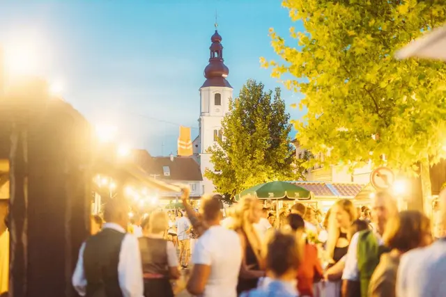 Drei Tage lang steht der Fehringer Hauptplatz ganz im Zeichen von Wein, Kulinarik und Unterhaltung.  | Foto: Sebastian Friedl