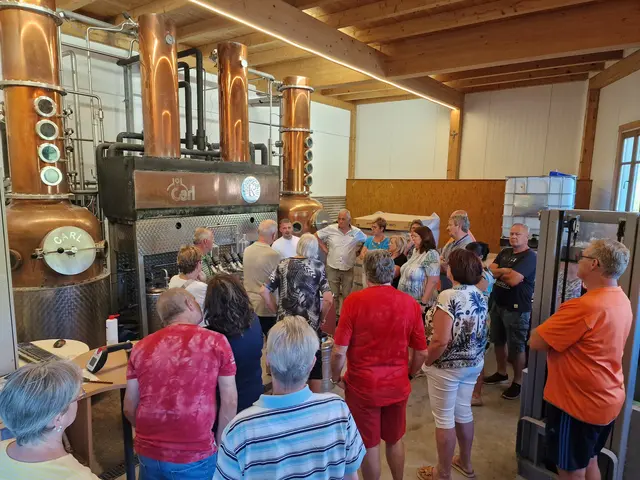 Gästegruppen können die Schaudestillerie besichtigen (Bild), an Verkostungen teilnehmen und sich im neuen Kinoraum aufhalten. | Foto: Puchas