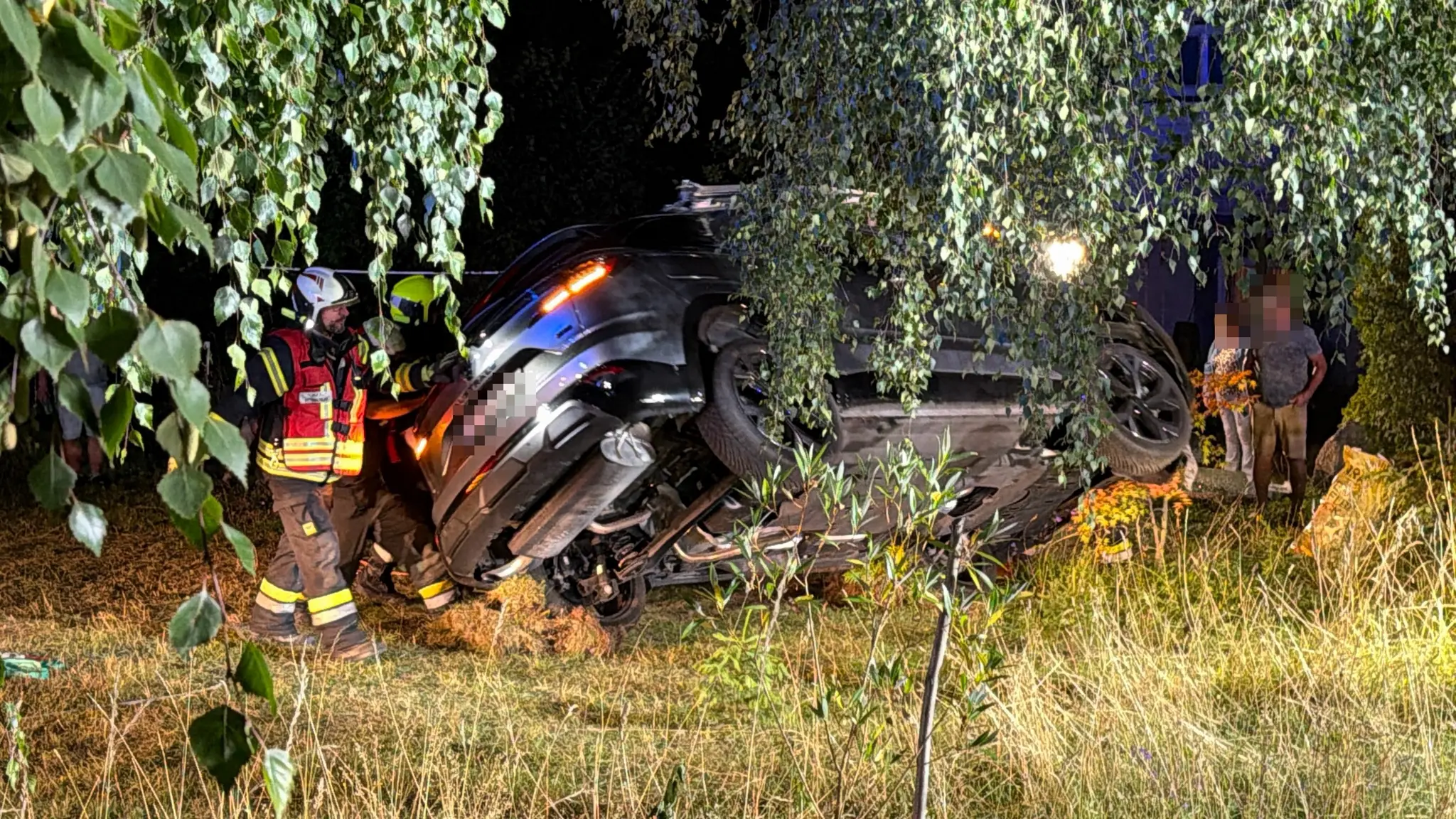 Feuerwehr-Großeinsatz: Auto crashte in Gartenhaus, wie durch ein Wunder ...