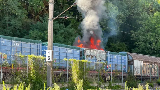 Güterwaggon stand unterhalb der Stockinger Brücke in Vollbrand. | Foto: DOKU-NÖ
