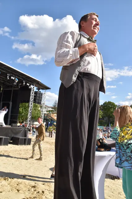 Herr Friedrich unterhält auf Stelzen und mit einer Showeinlage auf der Bühne. | Foto: Mirjam Preineder