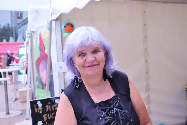 Kalsdorfs Kulturlady Michaela Geiger schlüpfte in die Rolle der Lesehexe Mimi und bastelte mit Kindern Lesezeichen.  | Foto: Edith Ertl
