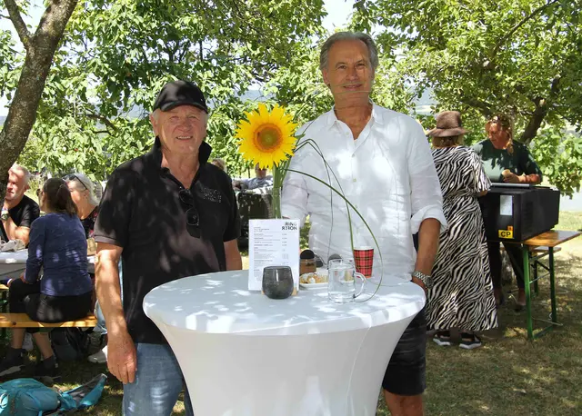 Mike Postmann und EX-Fußballprofi und begnadeter Sänger Harry Gamauf besuchten Blues im Garten, der Familie Ringhofer. | Foto: Peter Seper