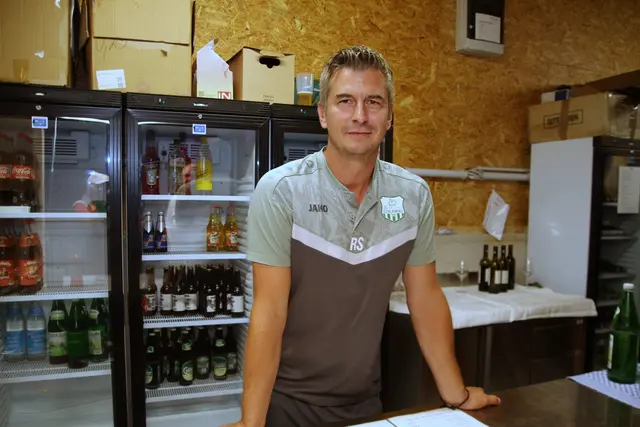 Fußballtrainer Roman Schaffer von Burghotel Schlaining war mit seine Spielern hinter der Theke im Einsatz. | Foto: Peter Seper