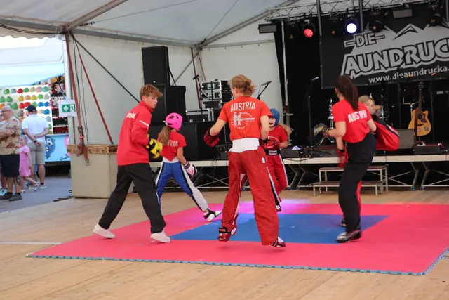 Kickboxen Hütter zeigte eine beeindruckende Vorführung. Jetzt bereiten sich die jungen Fighter auf die WM in Jesolo vor, die Mitte September ausgetragen wird.  | Foto: Edith Ertl