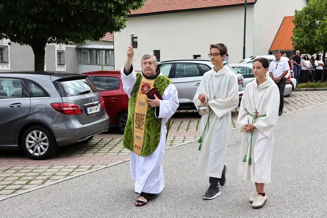 Pater Georg OFM bei der Segnung der Fahrzeuge.
 | Foto: Franz Putz