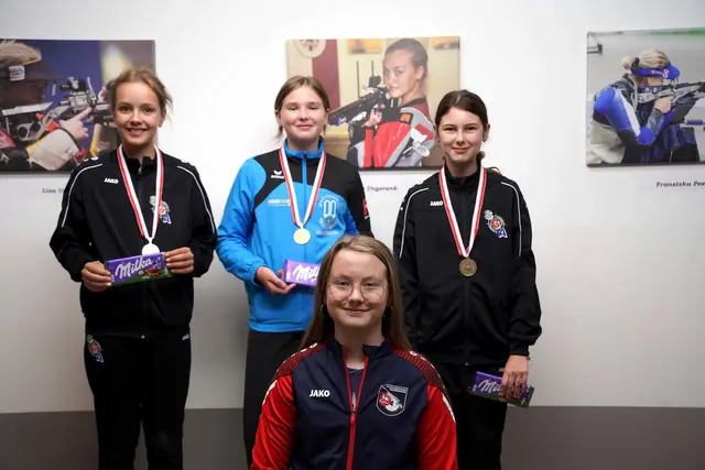 Lea-Sophie Riepler (SG Fieberbrunn - Mitte) holte Gold bei den Tiroler Landesmeisterschaften für Kleinkalibergewehr in der Klasse Jugend 1 weiblich. | Foto: Christian Kramer / TLSB