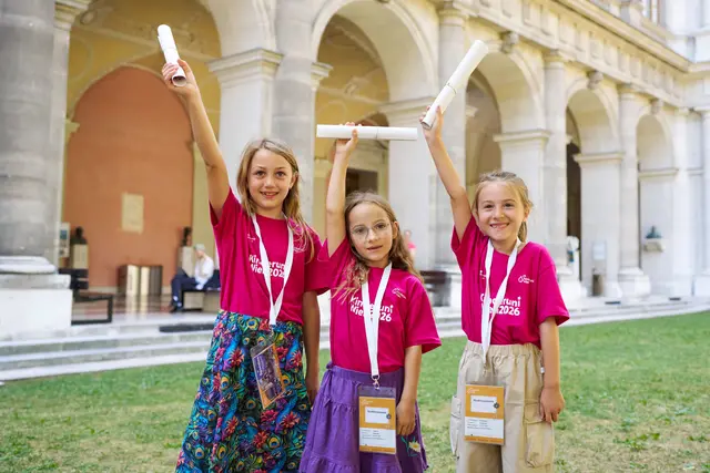 Stolze Absolventinnen der KinderuniWien: Die Kinder präsentieren ihre Abschlussurkunden nach der Sponsion. | Foto: Kinder- und Jugendbüro der Universität Wien