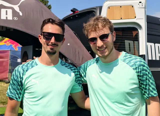 Benni Eppensteiner und Lukas Steiner unterstützten den Nachwuchs beim Fußballparcour. | Foto: Christian Nowotny