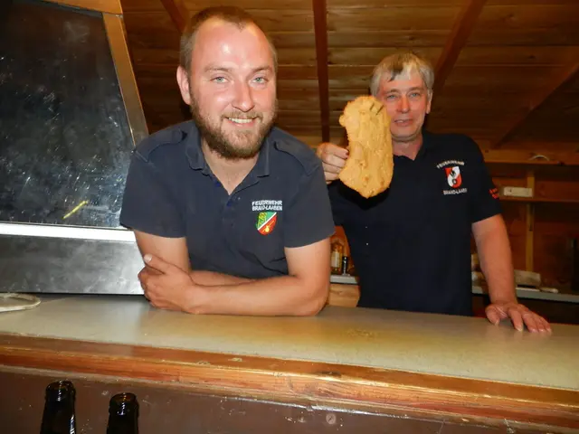 Stefan Schibich und Ferdinand Schibich waren für die 
Herstellung der guten Schnitzelsemmeln zuständig.
