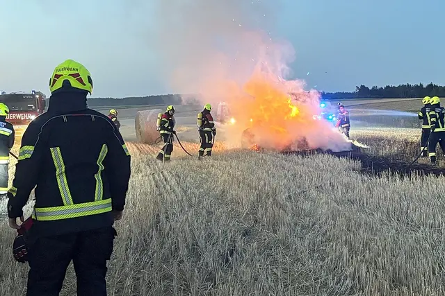 Brand beim Pressen von Rundballen in Triglas | Foto: FF Triglas