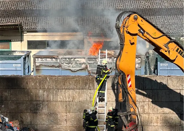 Ein Bagger ermöglichte den Zugang zum brennenden Waggon. | Foto: DOKU-NÖ