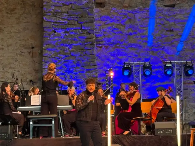 Gastgeber Thomas Glan freute sich über das große Interesse, im Hintergrund Tanja Stock und ihr Kammerorchester. | Foto: Kurt Christof