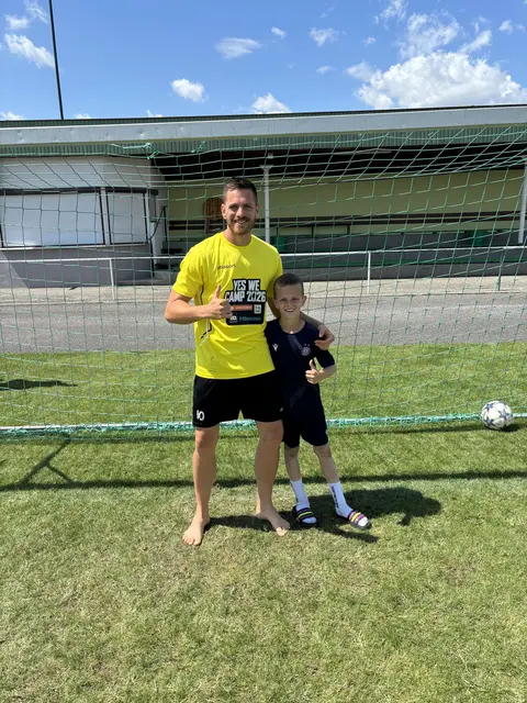 Trainer Yannik Lenzenhofer (l.) mit seinem Sohn Lionel, der im Nachwuchs der Wiener Austria spielt und selbst am Camp teilnimmt. | Foto: Lukas Leidenfrost